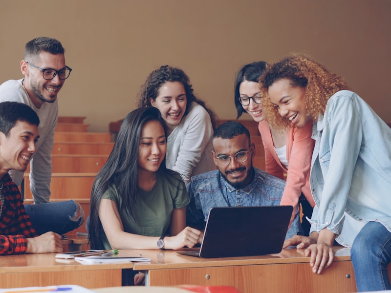 Učenici rade zajedno na projektu