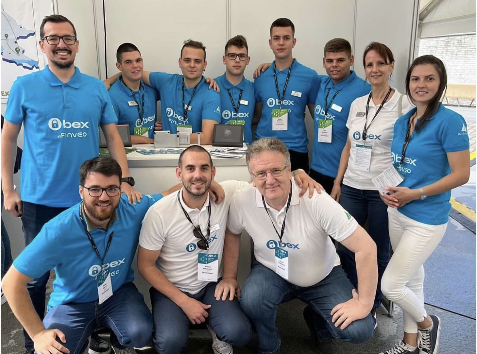 Tim učenika radi na poslovnom projektu