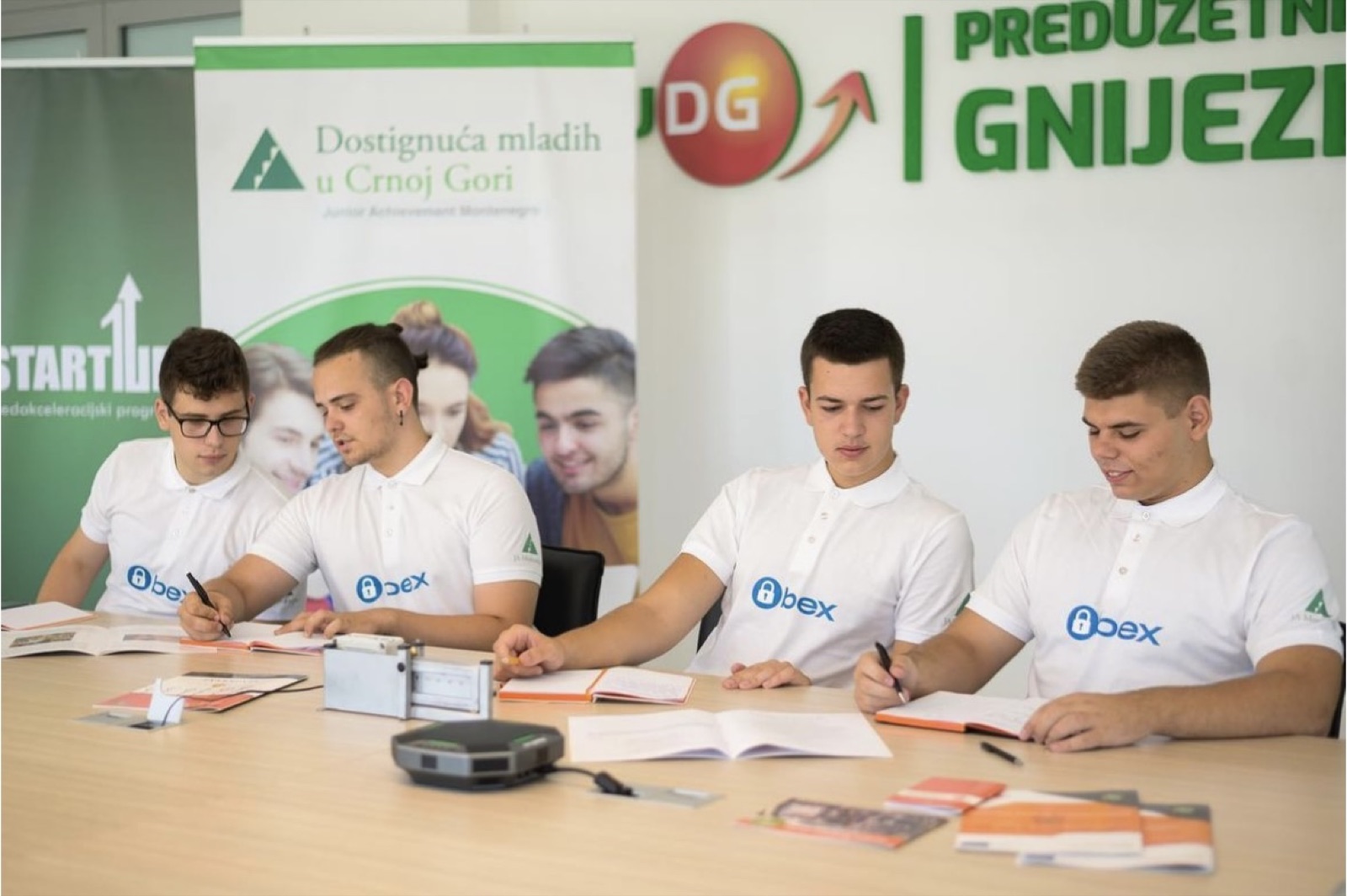 Učenička kompanija — fotografija 09