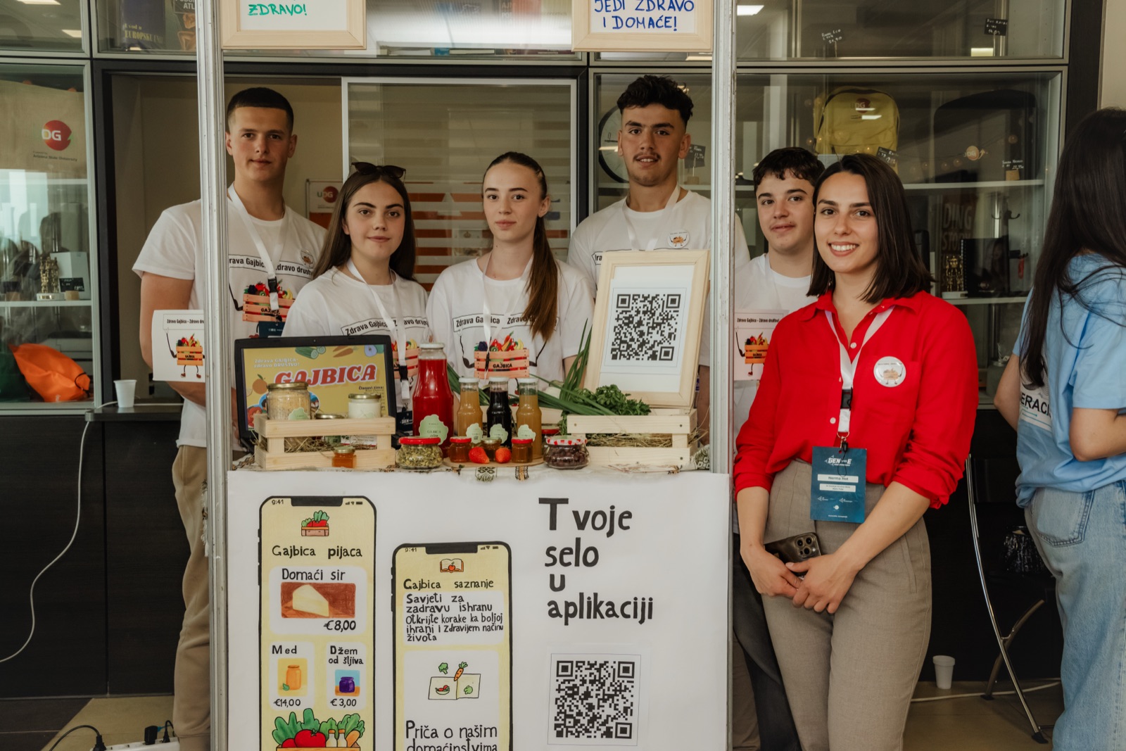 Tim učenika radi na poslovnom projektu